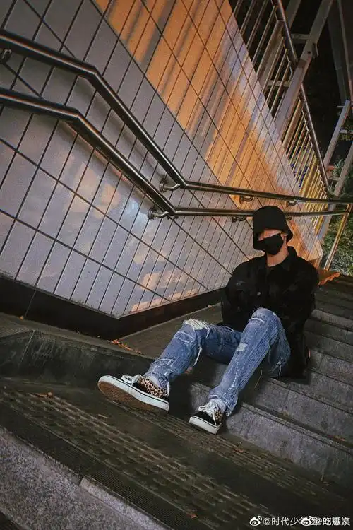 刘耀文晒出背影随拍告别11月路灯氛围感拉满