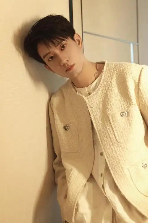 王子奇全新活动照,优雅贵气精致时髦,展现百变魅力