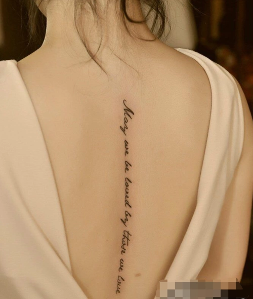 2020最新女生脊柱纹身图集好看的脊柱纹身图片