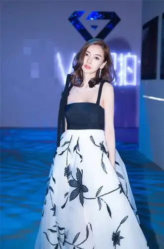 baby黑白吊带印花礼裙亮相高贵优雅不失少女气息