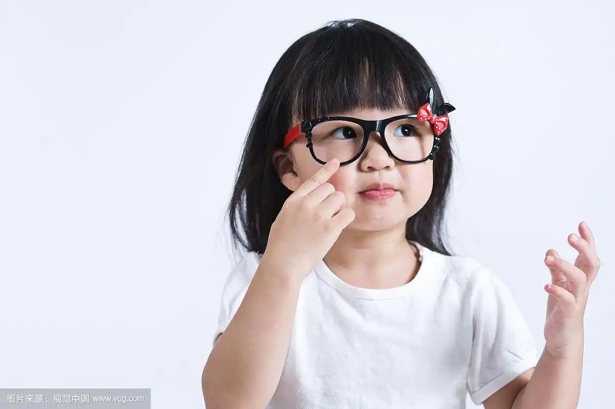 戴眼镜的小女孩