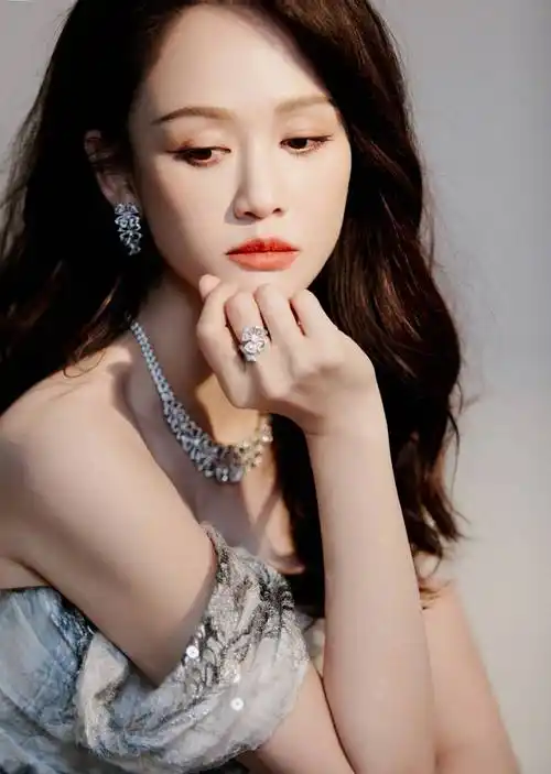 陈乔恩云纹吊带连衣裙优雅写真_网友_白色_气质