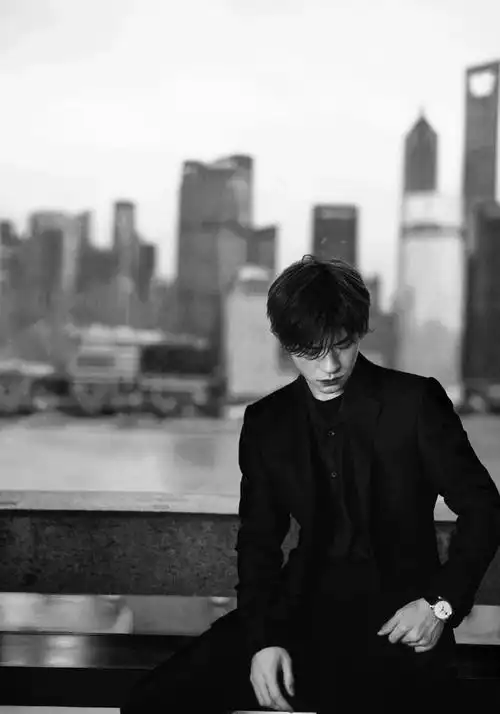 易烊千玺壁纸超话黑白风@tfboys-易烊千玺#易烊千玺##易烊千玺壁纸