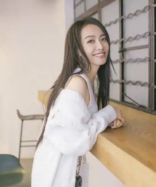 宋茜晒美照原以为会很美却因为小粗腿被嘲土味十足