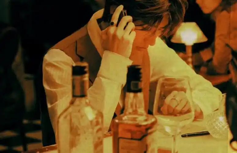 蔡徐坤导演mv《感受她》发布一种扑面而来的王家卫式的精致感