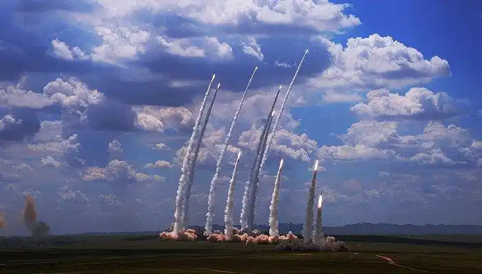日上午,内蒙古朱日和某战术训练场,10枚不同型号战略导弹依次发射成功