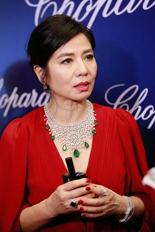 钟楚红好适合穿红色就算穿大方的红色服装还是那么的温柔