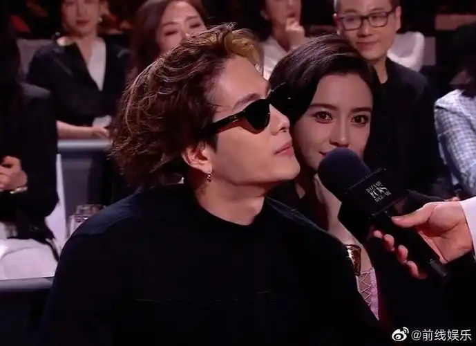 杨颖王嘉尔内场同框#baby姐太美了,第二张抬眸绝了,俩人坐一起就是