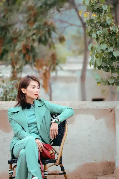 42岁刘涛又换新造型风衣配衬衫时髦优雅气场一米八活该这么飒