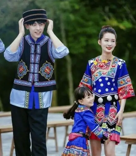 邓伦李沁工作室换头像背景和姿势都一致是巧合还是有喜事