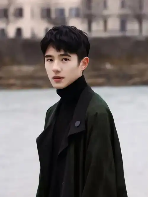 太颠覆!刘昊然为新片拔眉毛剃秃顶,潘粤明都认不出,陈思成真狠