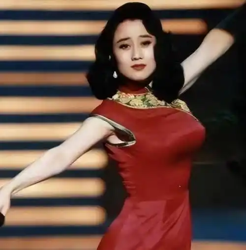 61岁利智双颊下垂,年轻时有多美,看她和女星的合照就知道答案了