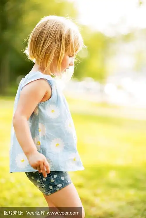 在公园外面的小女孩的侧面肖像