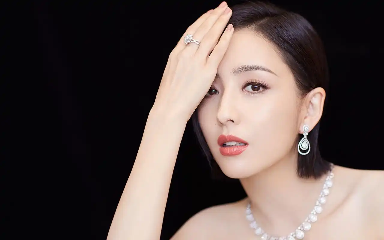 佟丽娅白裙性感高清桌面壁纸