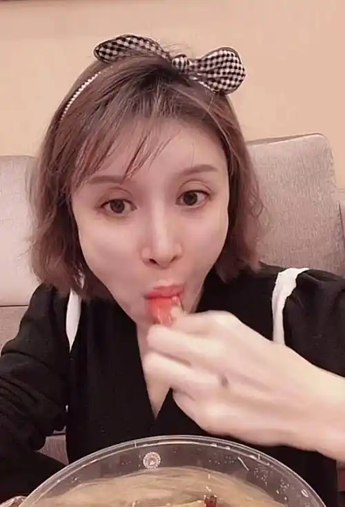 46岁金巧巧太精致,敷着美颜徒手啃龙虾,网友:为啥不戴手套?