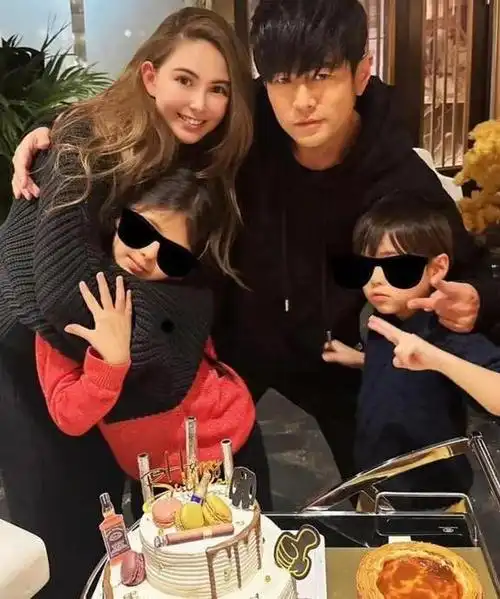 周杰伦45岁生日昆凌晒全家福庆祝,一双儿女现身都像妈妈颜值高