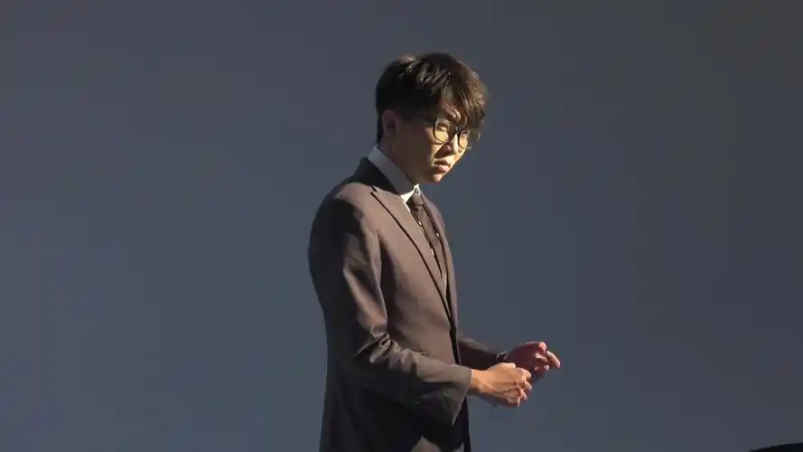 毛不易《像我这样的人》:初听不知曲中意,再听已是"付费曲"