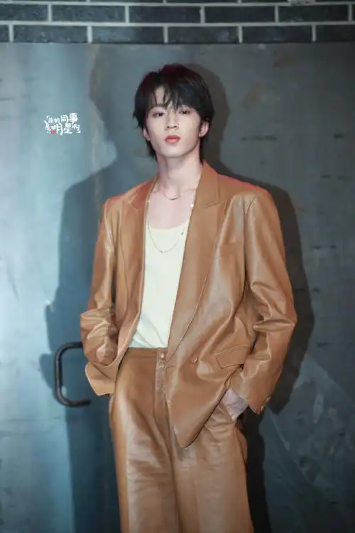 生图来咯##刘耀文卡其色皮衣#刘耀文超话这不就是男模的身材6015