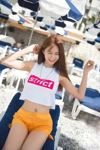 组图:沈梦辰海边戏水大秀无赘肉好身材 笑眼弯弯很迷人