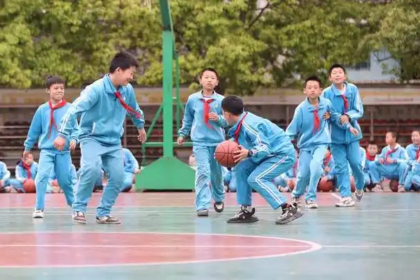 积极落实"双减"政策,将篮球运动引入课堂,引导学生利用大课间,体育课
