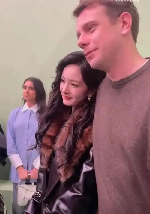 杨幂巴黎时装周合照引热议