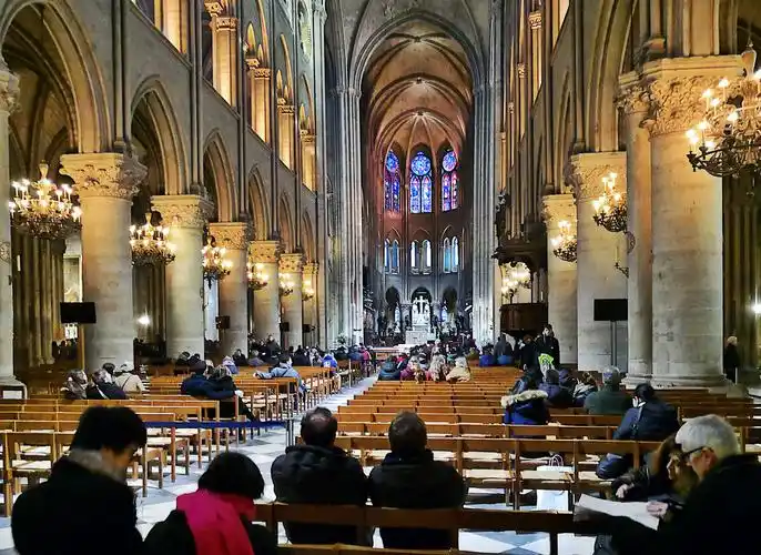 巴黎圣母院教堂内部大厅