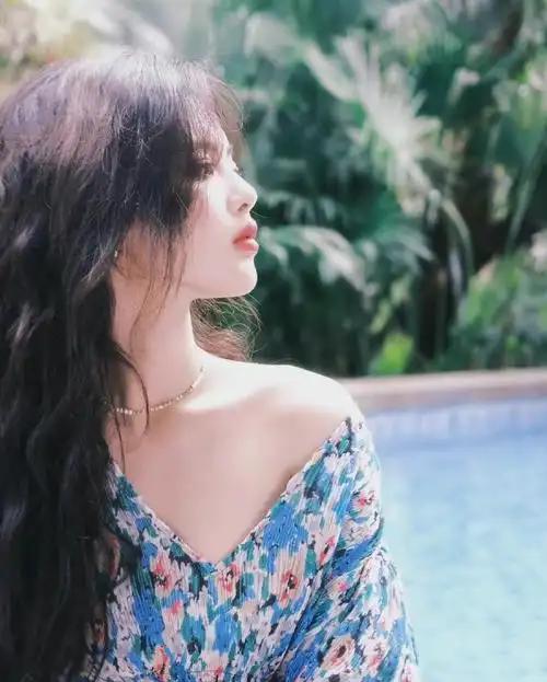 杨超越夏日泳池写真太好看了