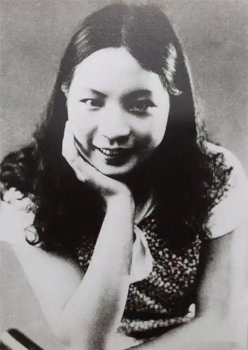 联华公司的年会上,员工们团团地围着一对俊男靓女,他们容光焕发地向