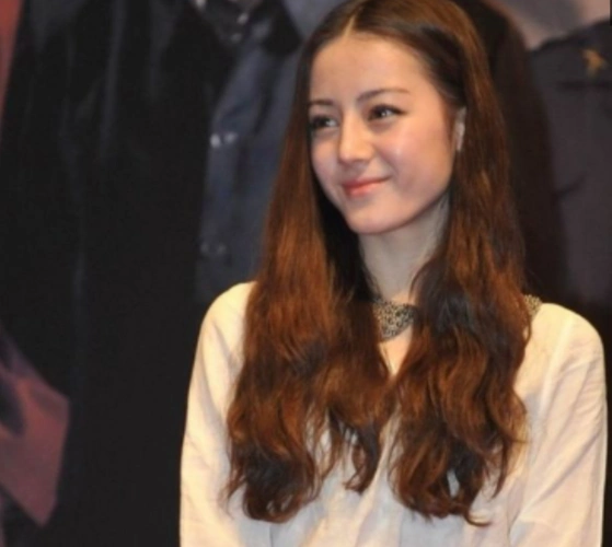 当红小花旦刚出道时照片,本以为迪丽热巴最美,没想到她才是神颜