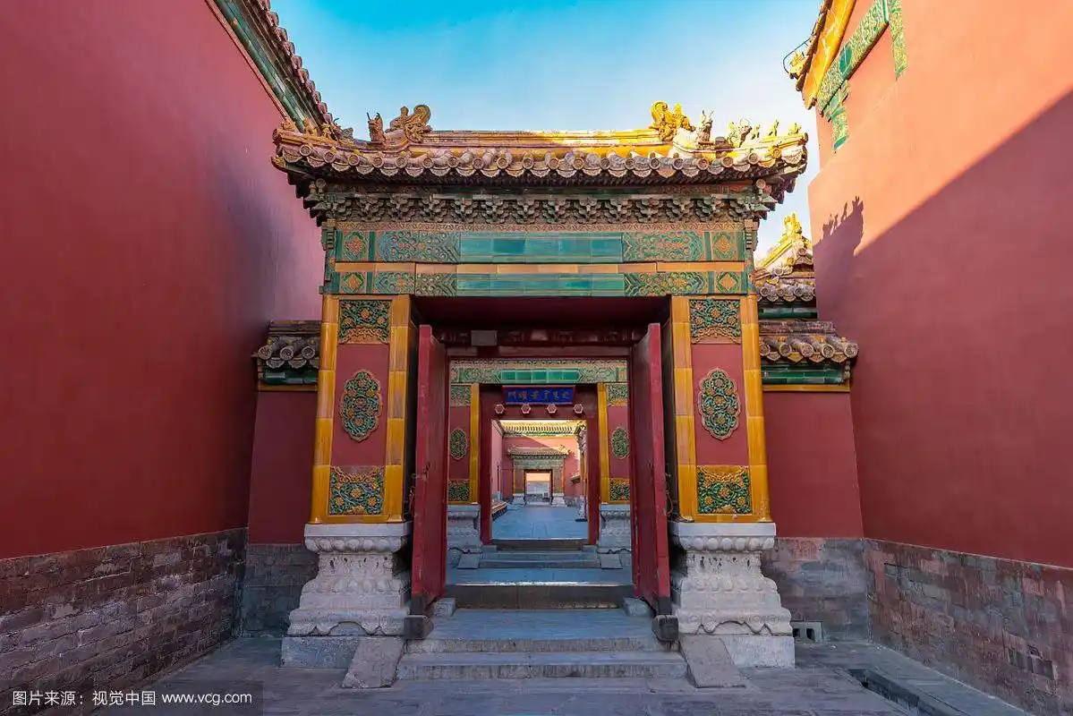 庭院深深,重重宫门,沐浴在清晨阳光中的故宫景曜门