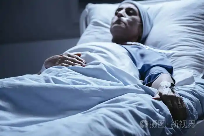 化疗病人留置导管躺在医院病床上照片-正版商用图片053g92-摄图新视界