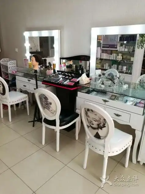 美容美妆店里图片真实照(美容店化妆台图片效果图造型)