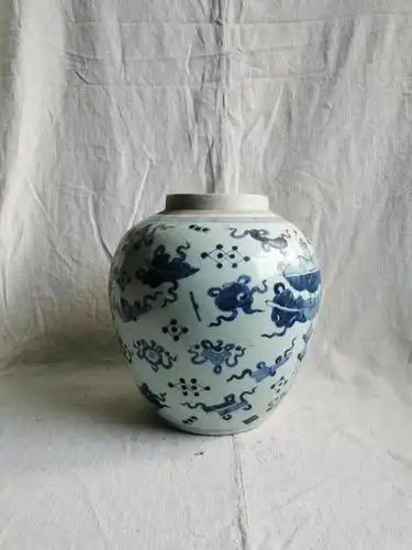 "八宝"原本是大梵天,帝释天等众天神敬献给佛陀的吉祥物,因而在民间被