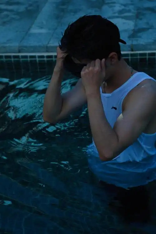 肖战泳池湿身大片,荷尔蒙爆棚,身材管理满分