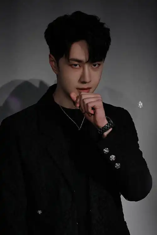 首映礼暗花黑西装造型#期待王一博新电影无名上线,暗黑花纹西装鲨疯了