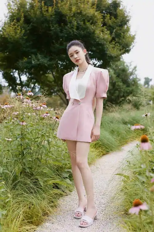 林允儿粉色装性感美腿写真_林允儿_粉色_写真