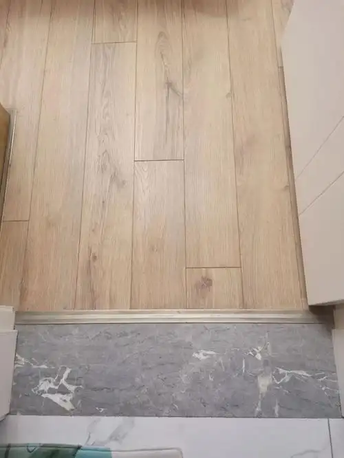 门槛石压边条地砖与木地板的过度简洁美观又大气