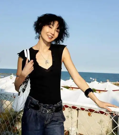 老年后的"张曼玉"是真瘦,干瘪身材毫无女人样,打扮也很老土