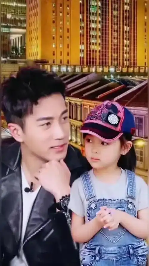 早在2020年8月,就有媒体拍到刘恺威抱着年仅6岁的小糯米上学的照片.