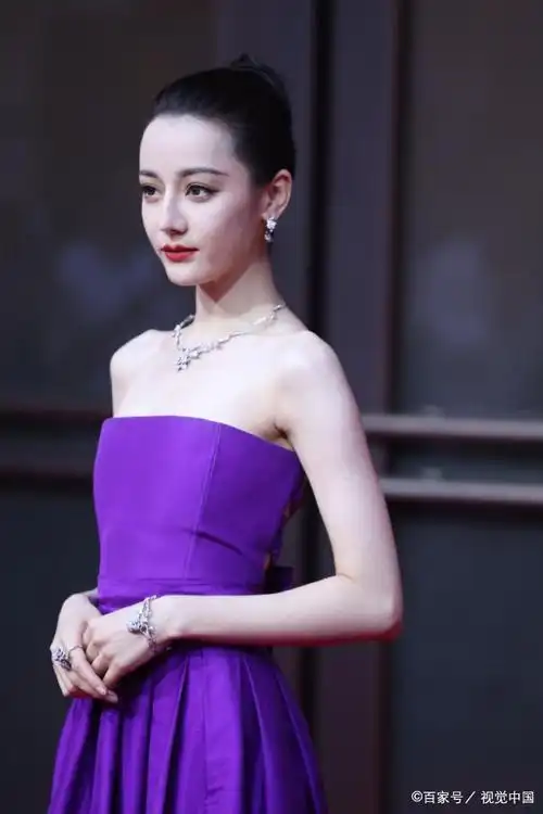 《迪奥红色情缘》展览开幕红毯,迪丽热巴紫色抹胸裙惊艳全场!