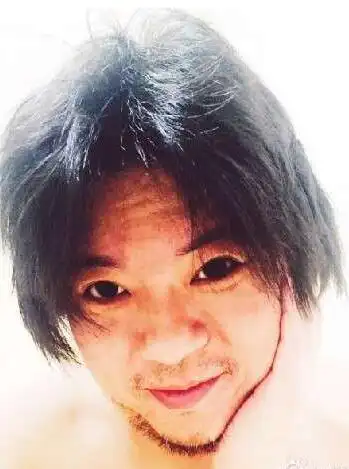 有人说,黑白照的 竟然还蛮帅的,只想说,高晓松老师你这个会自拍的骗纸