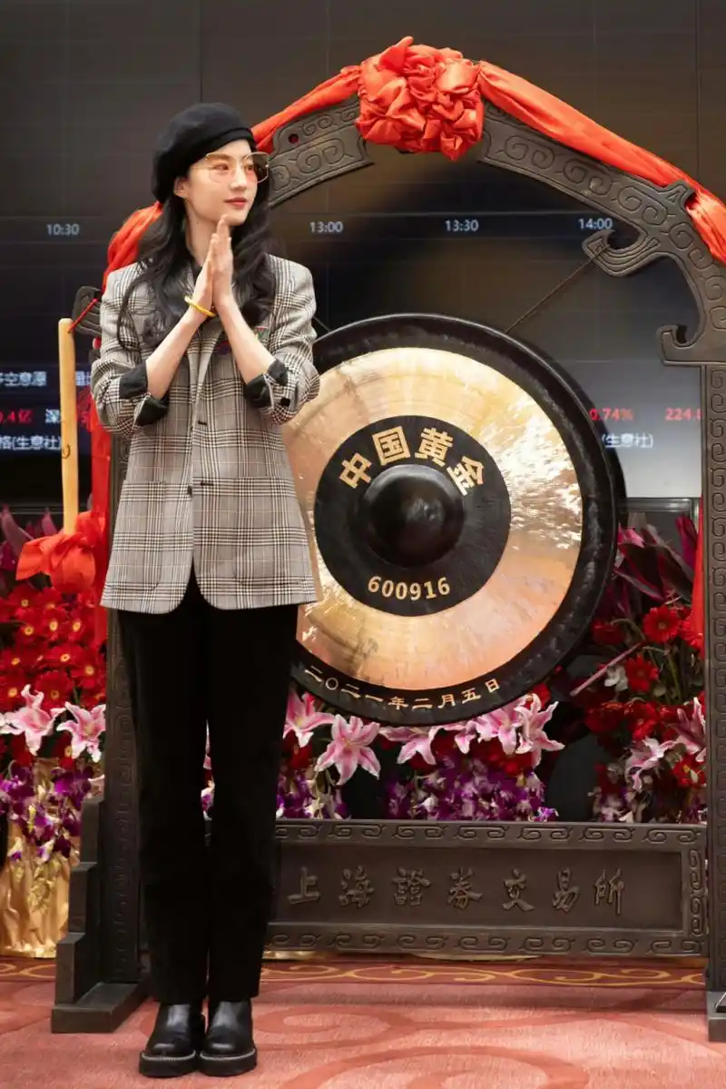 神仙姐姐刘亦菲21年活动造型  在2021年2月,刘亦菲参加中国黄金活动时