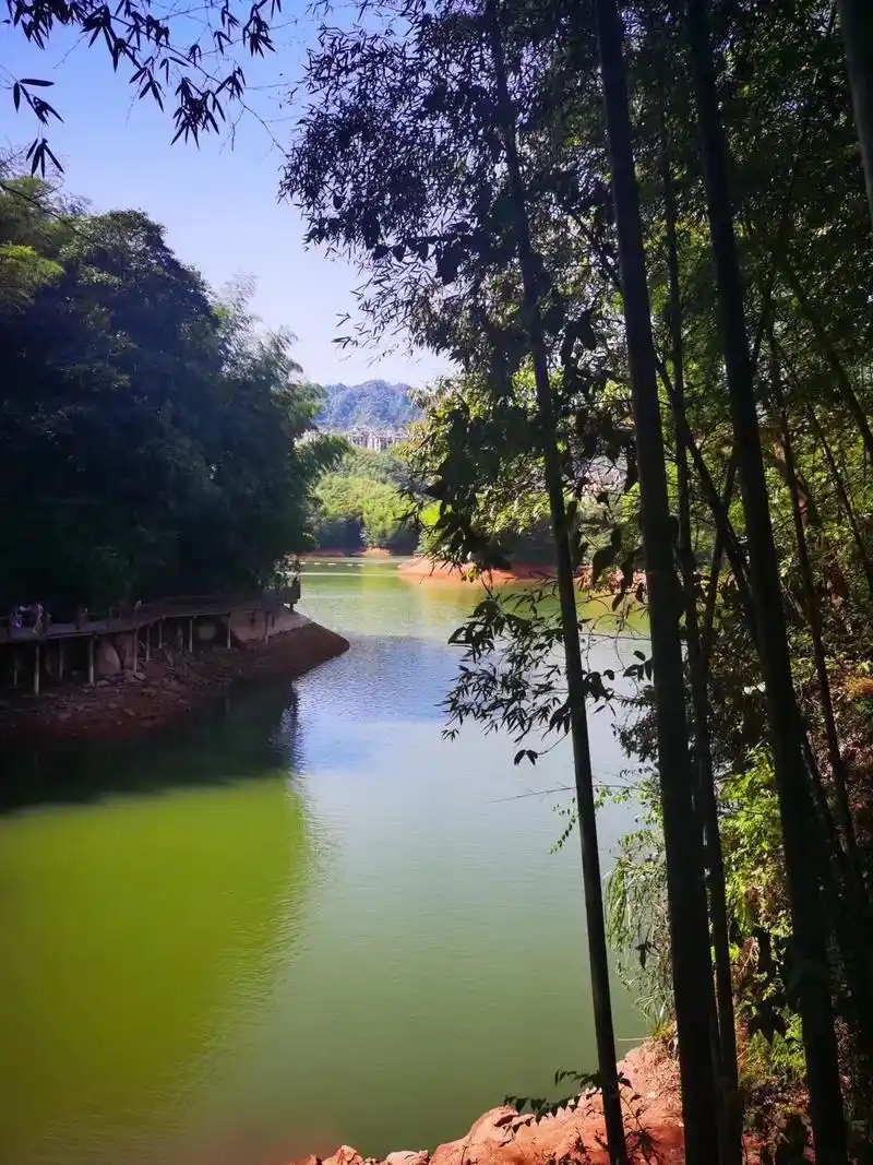 赴赤水天鹅堡,天岛湖避暑纳凉,观景畅怀,想起南朝吴均《与朱元 - 抖音