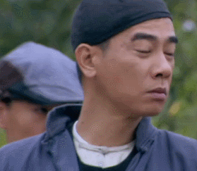 陈小春晃眼眨眼聚精会神gif动图_动态图_表情包下载_soogif