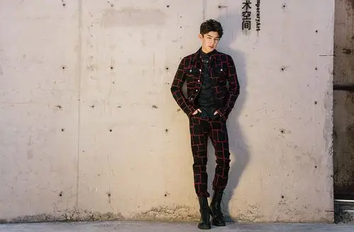 杨旭文曝时尚写真大片 长腿西装尽显绅士风度