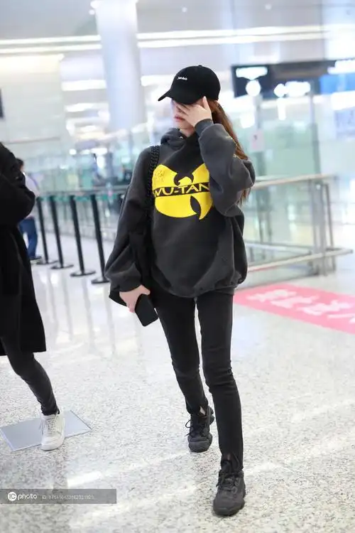 街拍林允灰色连帽卫衣牛仔裤运动鞋棒球帽休闲随性