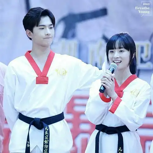 第一次看到杨洋胡冰卿这套图哎~胡冰卿比杨洋小吗