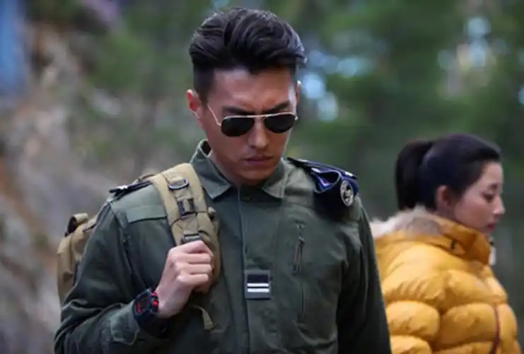 42岁靳东一家近照,娶二婚妻子独宠8年,儿子颜值越长越像爸爸