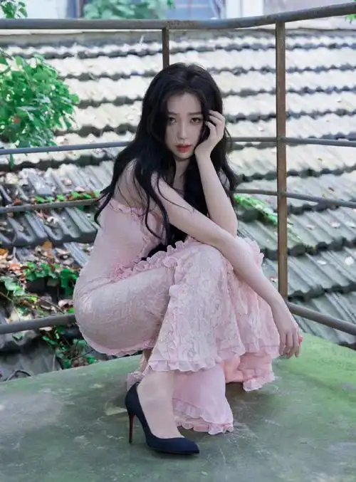 虞书欣红底高跟鞋