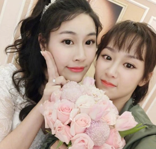 杨紫参加闺蜜婚礼收捧花 十年青春彼此陪伴 杨紫近照曝光